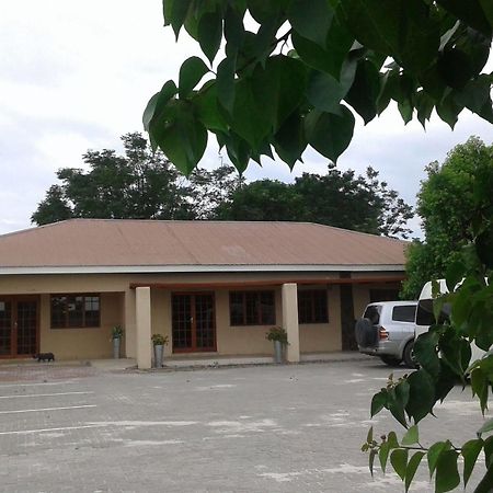 Larissa Hotel Maun Bagian luar foto