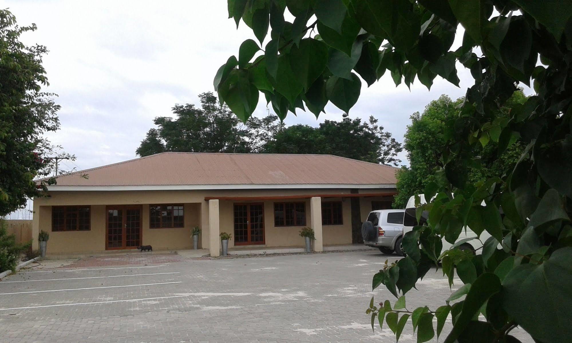Larissa Hotel Maun Bagian luar foto