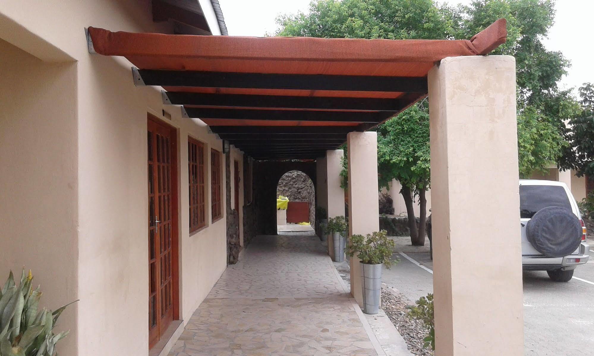 Larissa Hotel Maun Bagian luar foto