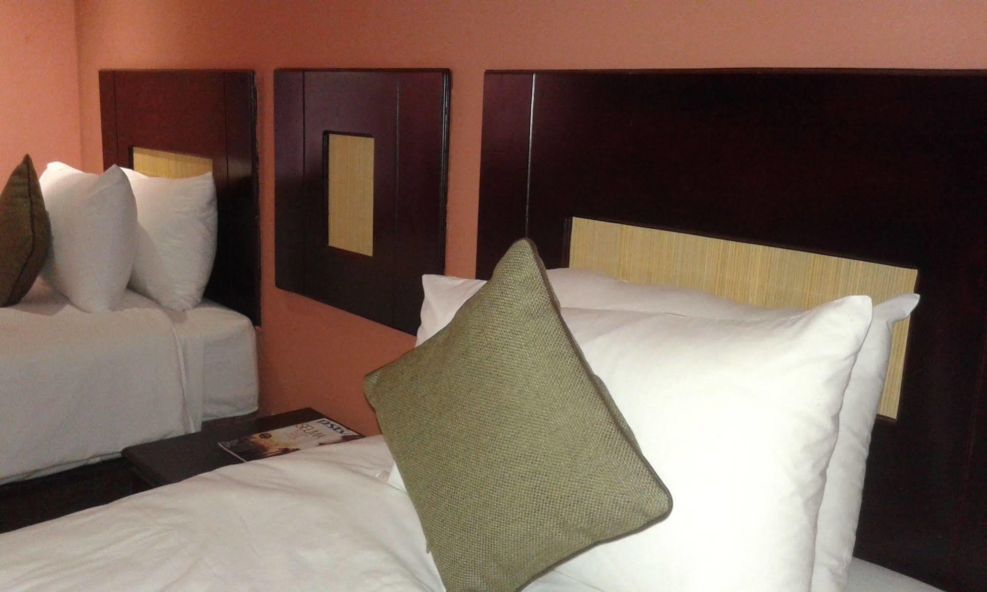 Larissa Hotel Maun Bagian luar foto