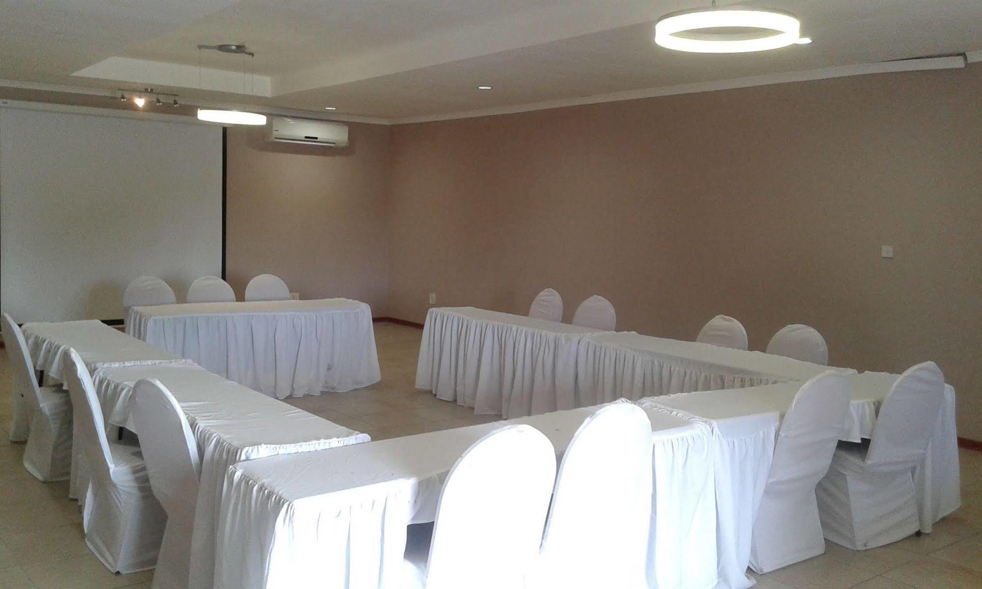 Larissa Hotel Maun Bagian luar foto