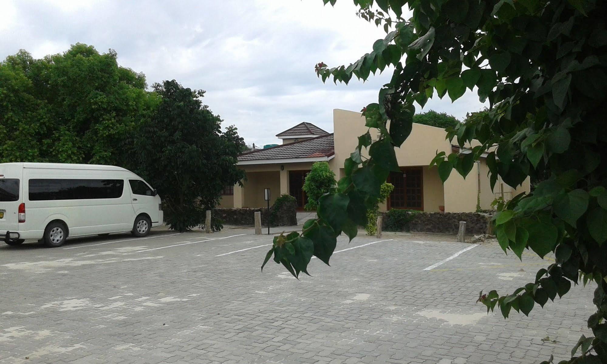 Larissa Hotel Maun Bagian luar foto